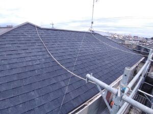 新居浜市で屋根の下塗り作業中の様子