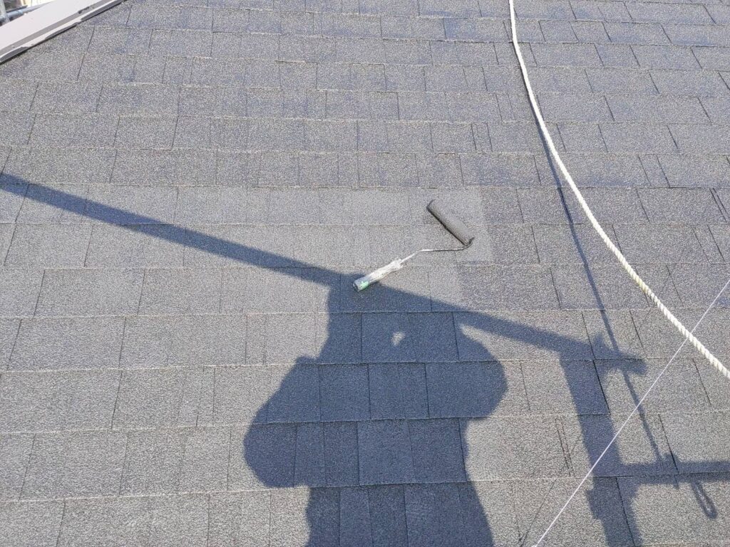 【新居浜市】屋根塗装の中塗り・上塗りでツヤと耐久性アップ！職人が仕上げ工程を丁寧に解説