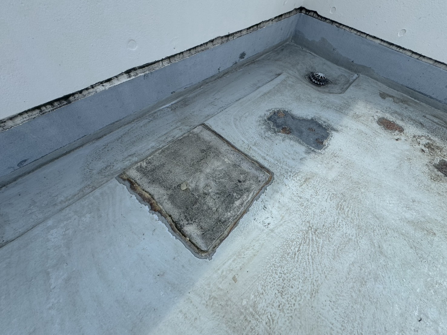 新居浜市 テナントビル屋上 FRP防水の劣化と剥がれが見られる施工前の状態