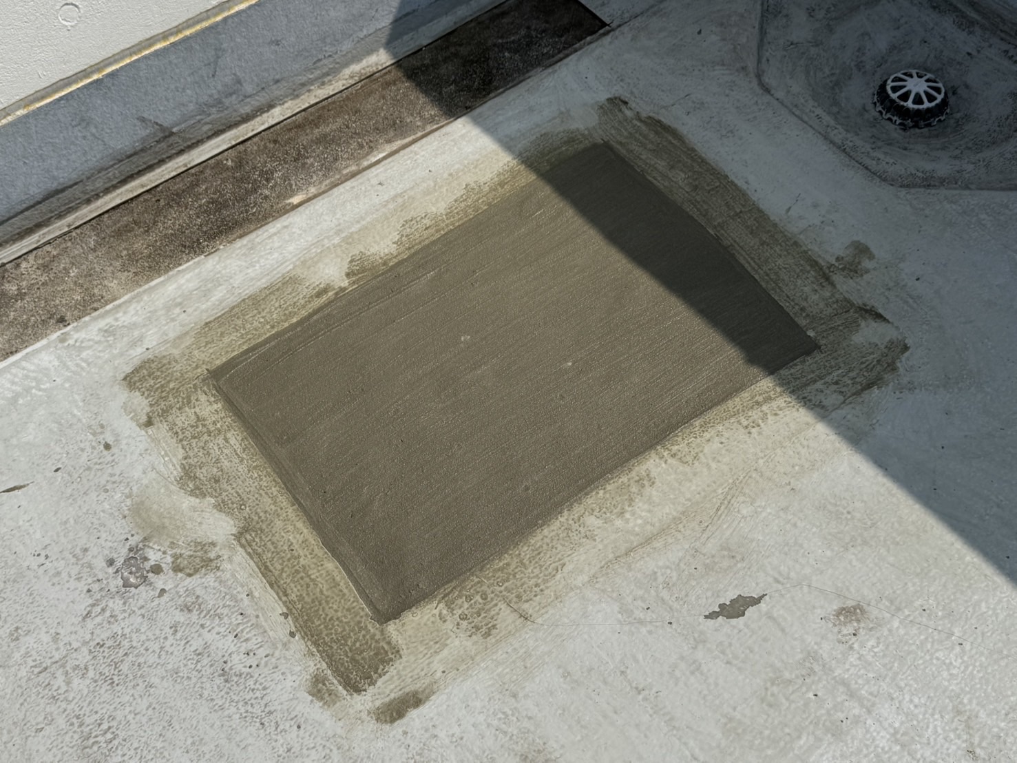 新居浜市 テナントビル屋上 FRP防水 劣化部分を下地から補修している様子