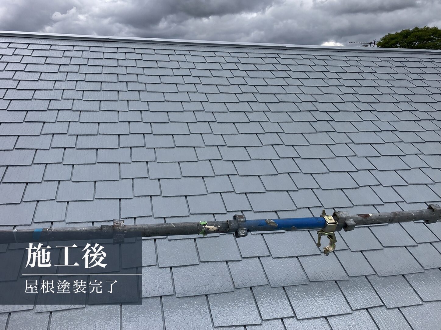 ライトグレーで仕上げた新居浜市のスレート屋根