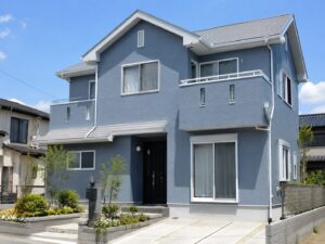 新居浜市の外壁塗装で参考にしたいブルー系外壁とライトグレー屋根の住宅イメージ