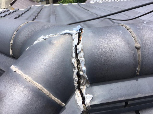 屋根の棟まわりに傷みが見られる状態